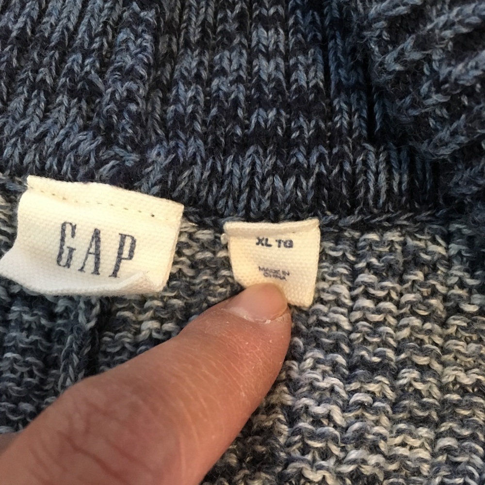 Guc gap short sleeve sweater.